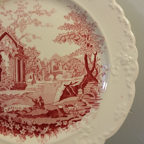 Vintage Taylor Smith & Taylor English Abbey 10" dinner plate, red and white - Picture 3 of 8